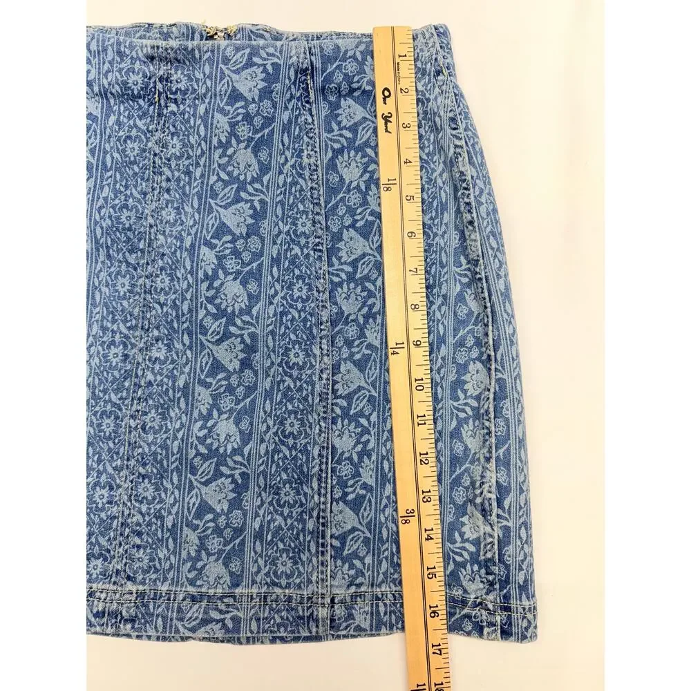 Free People Denim Mini Skirt Size 12 Blue Floral Boho Y2K Printed Jean Skirt